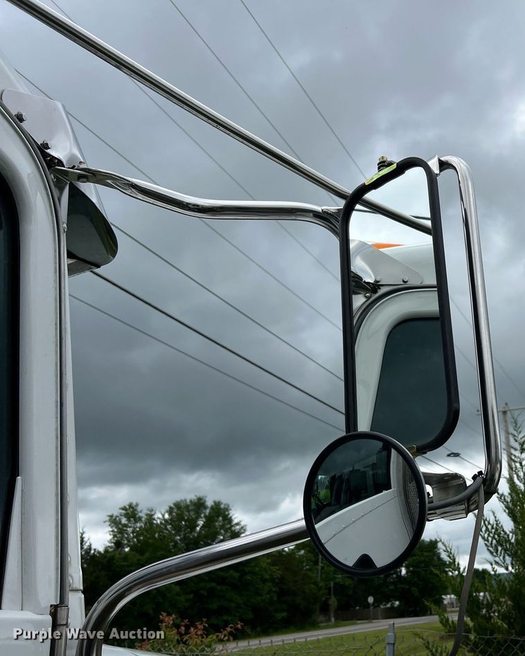 image for item EL2077 2018 Peterbilt 337 refuse truck