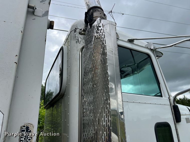 image for item EL2077 2018 Peterbilt 337 refuse truck