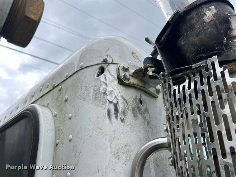 image for item EL2077 2018 Peterbilt 337 refuse truck