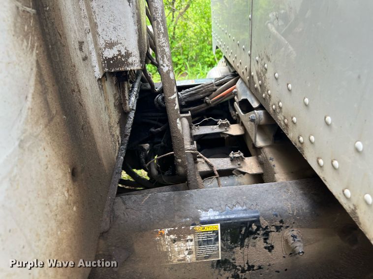 image for item EL2077 2018 Peterbilt 337 refuse truck