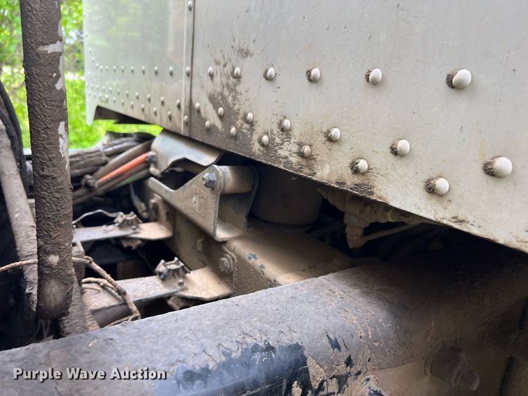 image for item EL2077 2018 Peterbilt 337 refuse truck