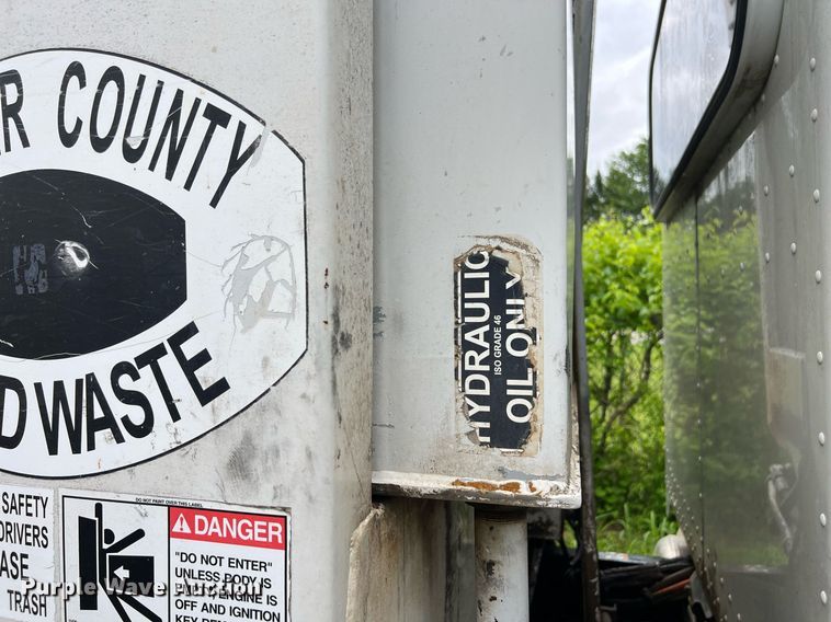 image for item EL2077 2018 Peterbilt 337 refuse truck