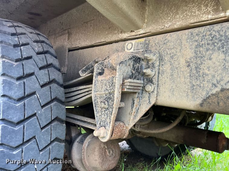 image for item EL2077 2018 Peterbilt 337 refuse truck