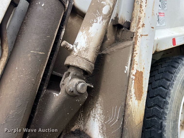 image for item EL2077 2018 Peterbilt 337 refuse truck