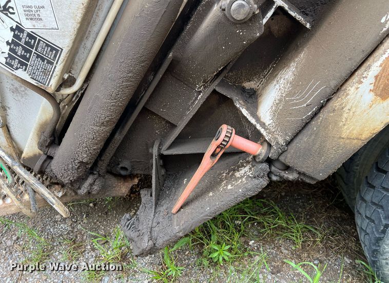 image for item EL2077 2018 Peterbilt 337 refuse truck