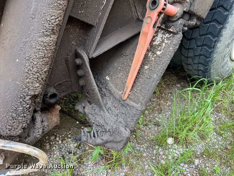 image for item EL2077 2018 Peterbilt 337 refuse truck