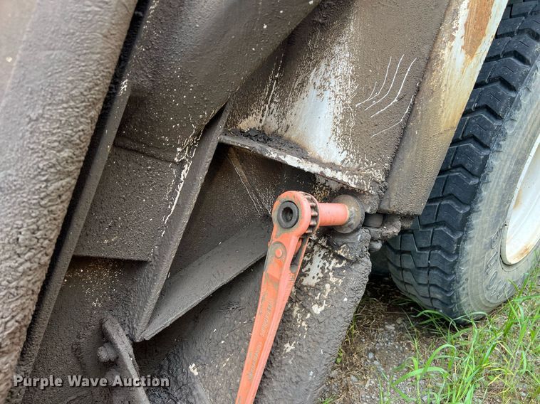 image for item EL2077 2018 Peterbilt 337 refuse truck