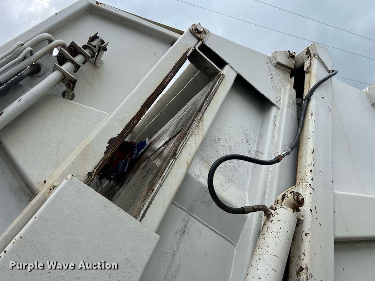 image for item EL2077 2018 Peterbilt 337 refuse truck