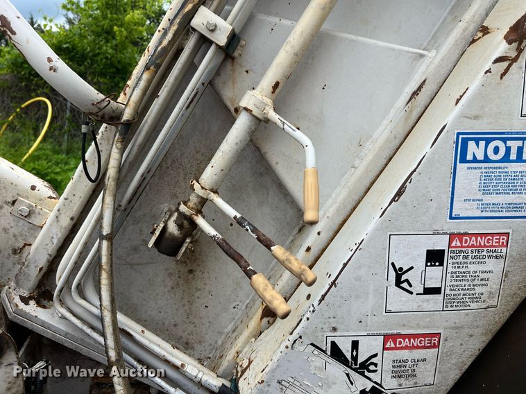 image for item EL2077 2018 Peterbilt 337 refuse truck