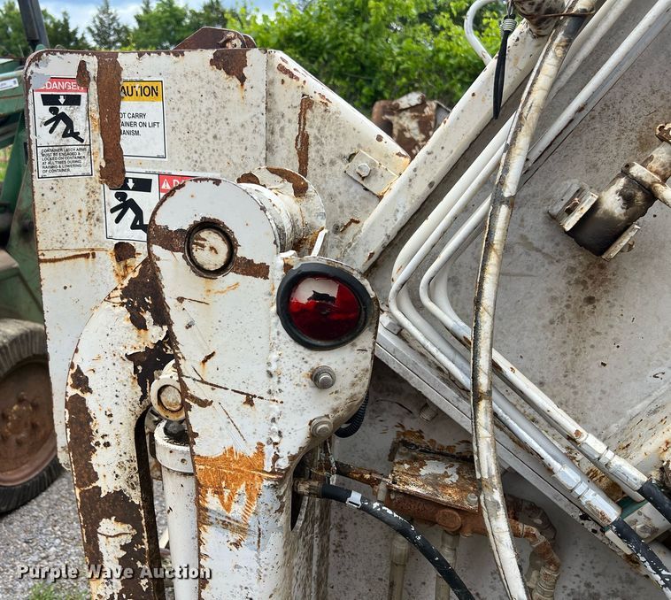 image for item EL2077 2018 Peterbilt 337 refuse truck