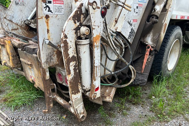 image for item EL2077 2018 Peterbilt 337 refuse truck