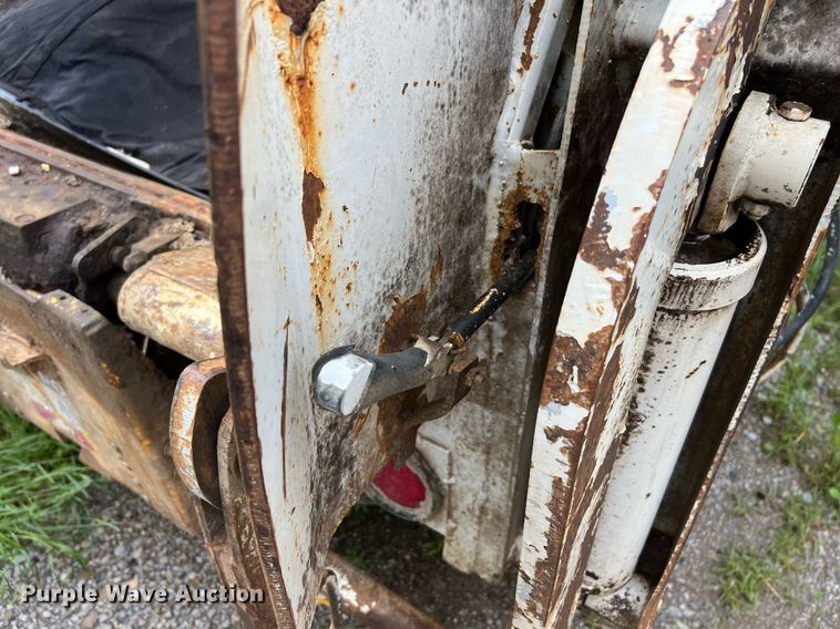 image for item EL2077 2018 Peterbilt 337 refuse truck