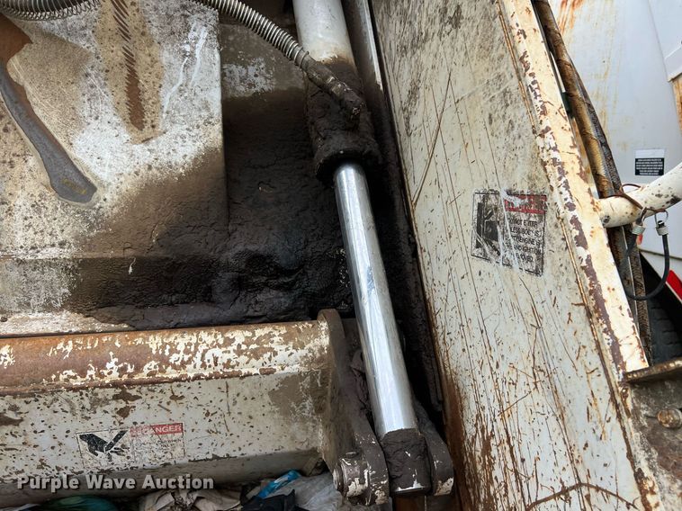 image for item EL2077 2018 Peterbilt 337 refuse truck