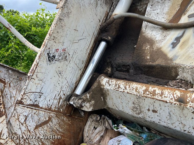 image for item EL2077 2018 Peterbilt 337 refuse truck