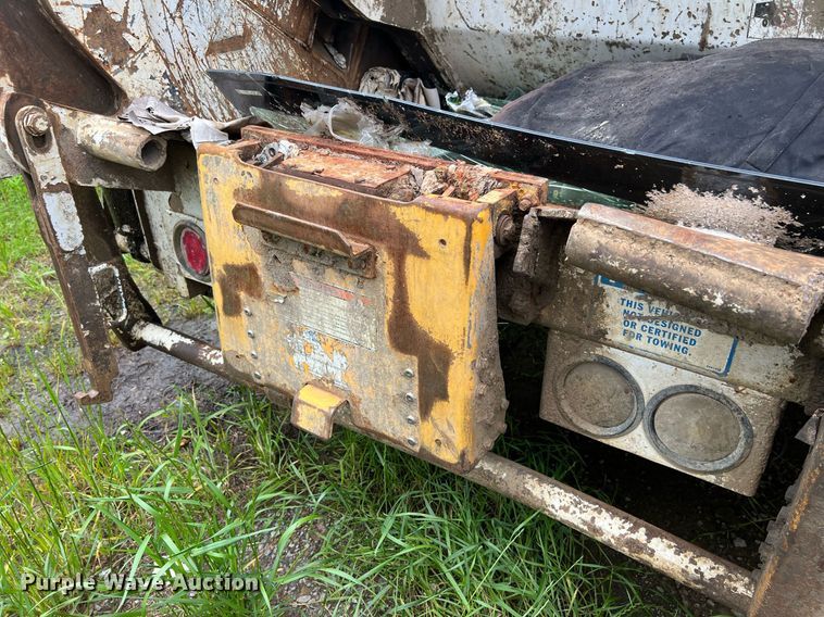 image for item EL2077 2018 Peterbilt 337 refuse truck