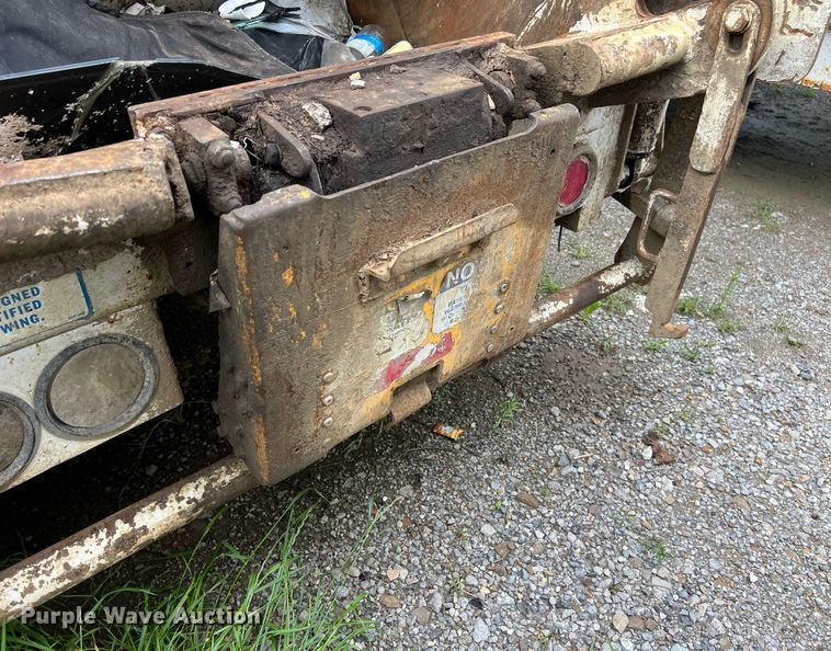 image for item EL2077 2018 Peterbilt 337 refuse truck