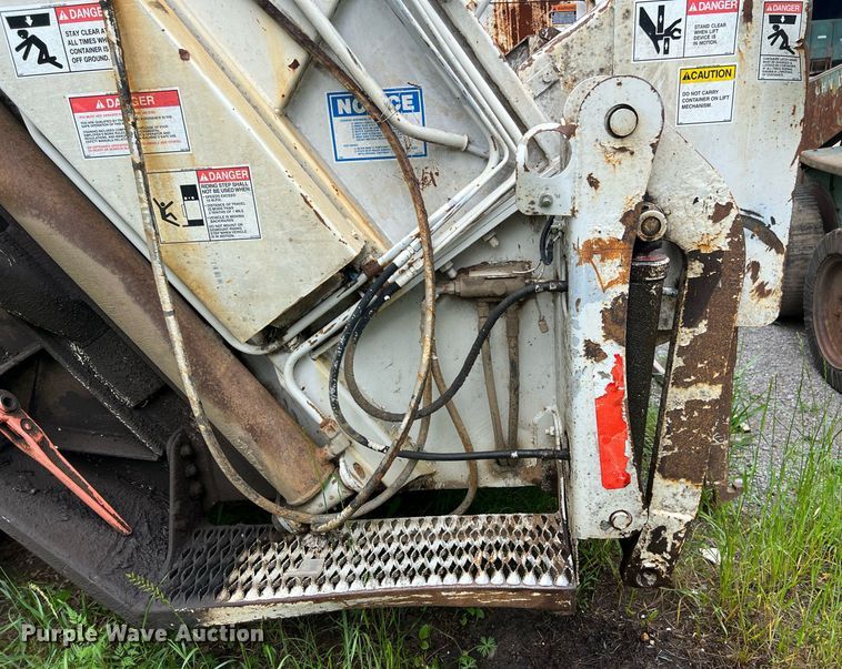 image for item EL2077 2018 Peterbilt 337 refuse truck