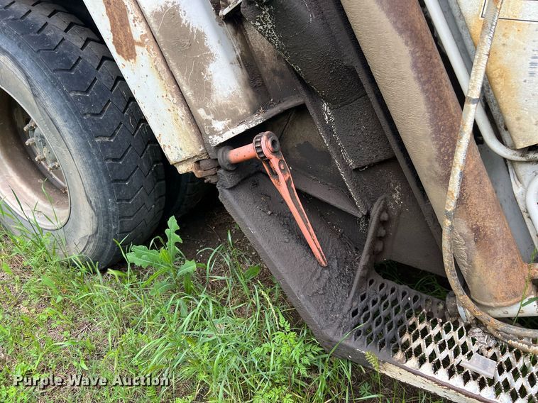 image for item EL2077 2018 Peterbilt 337 refuse truck