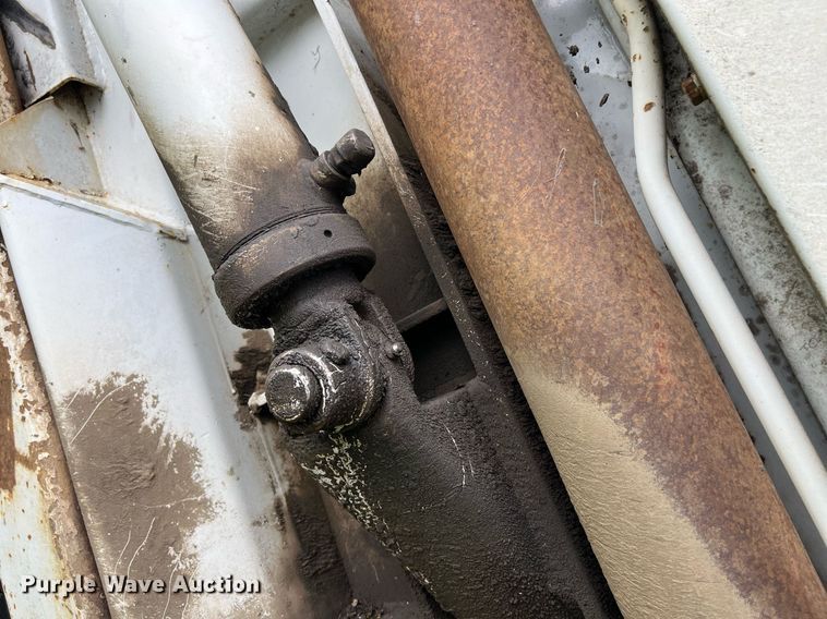 image for item EL2077 2018 Peterbilt 337 refuse truck