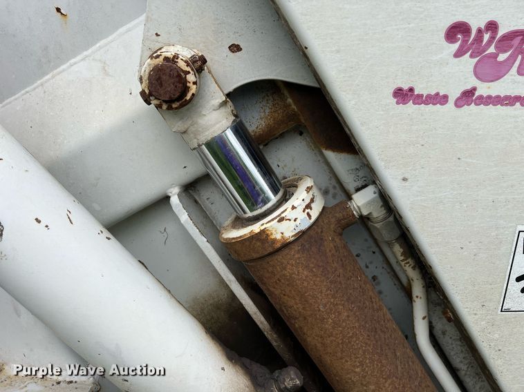 image for item EL2077 2018 Peterbilt 337 refuse truck