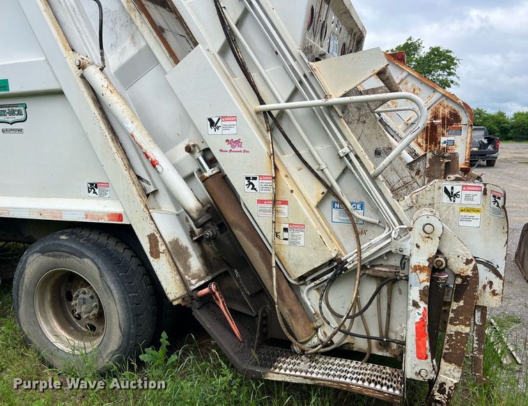 image for item EL2077 2018 Peterbilt 337 refuse truck