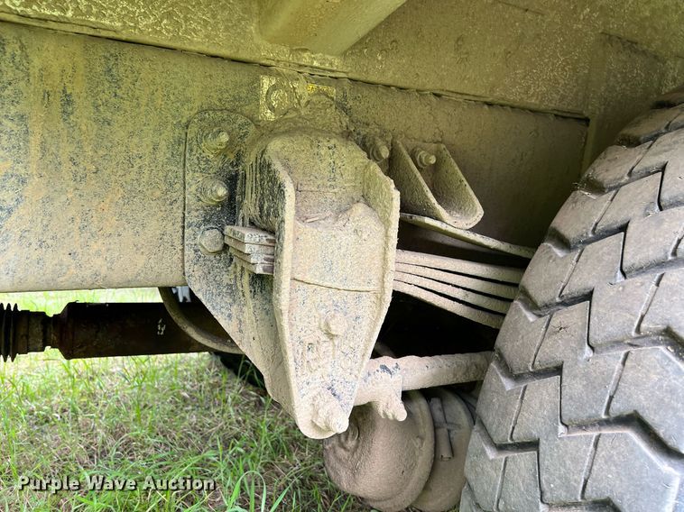 image for item EL2077 2018 Peterbilt 337 refuse truck