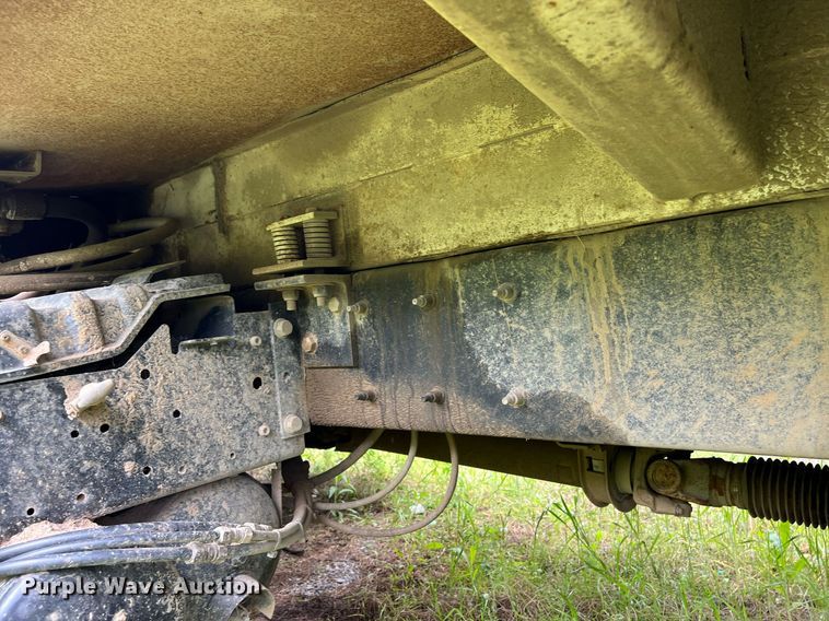 image for item EL2077 2018 Peterbilt 337 refuse truck