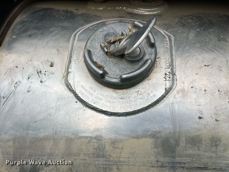 image for item EL2077 2018 Peterbilt 337 refuse truck