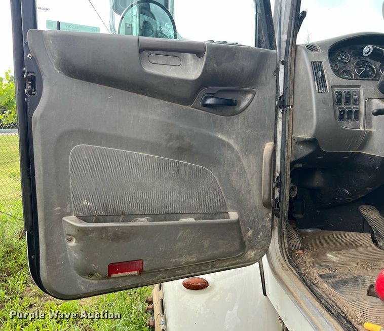 image for item EL2077 2018 Peterbilt 337 refuse truck