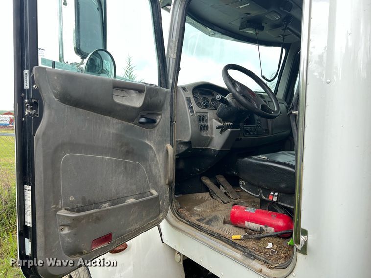 image for item EL2077 2018 Peterbilt 337 refuse truck