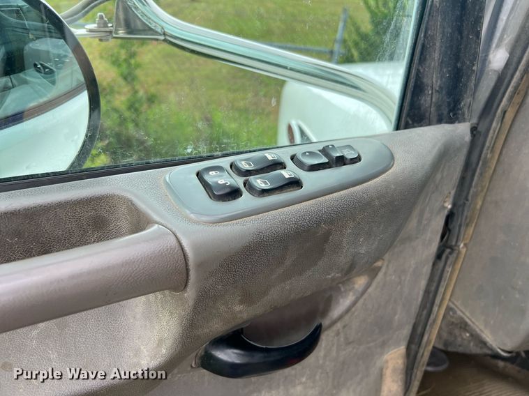 image for item EL2077 2018 Peterbilt 337 refuse truck