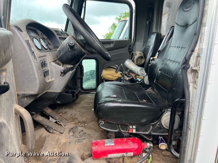 image for item EL2077 2018 Peterbilt 337 refuse truck