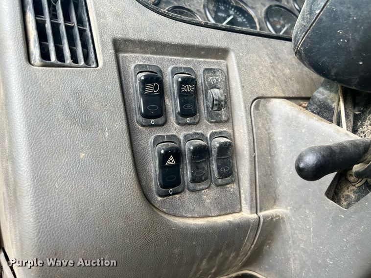 image for item EL2077 2018 Peterbilt 337 refuse truck