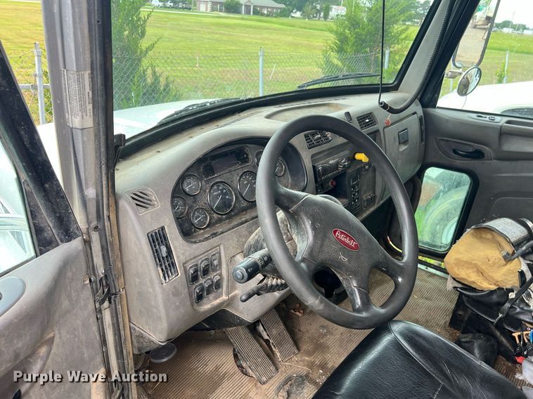 image for item EL2077 2018 Peterbilt 337 refuse truck