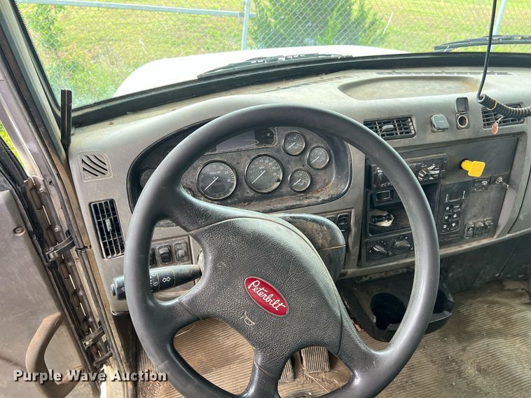 image for item EL2077 2018 Peterbilt 337 refuse truck