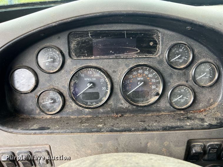 image for item EL2077 2018 Peterbilt 337 refuse truck