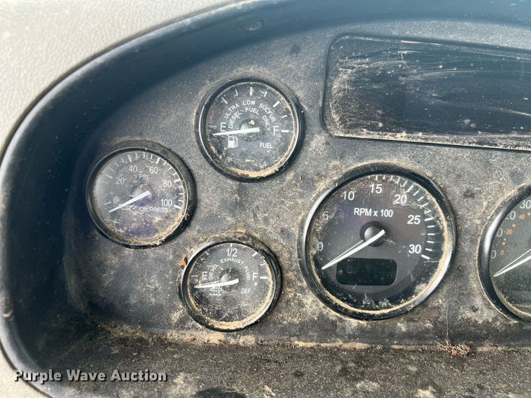 image for item EL2077 2018 Peterbilt 337 refuse truck