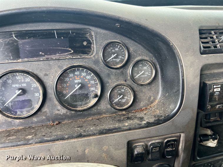 image for item EL2077 2018 Peterbilt 337 refuse truck