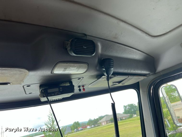 image for item EL2077 2018 Peterbilt 337 refuse truck