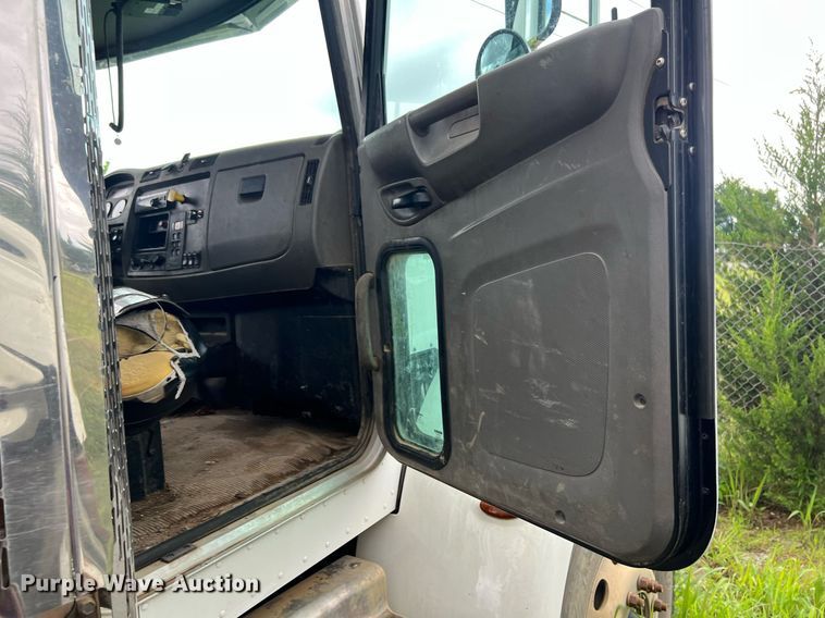 image for item EL2077 2018 Peterbilt 337 refuse truck