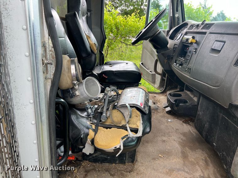 image for item EL2077 2018 Peterbilt 337 refuse truck