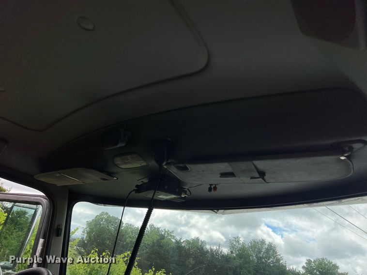 image for item EL2077 2018 Peterbilt 337 refuse truck