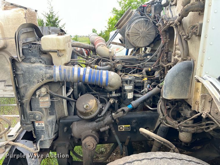 image for item EL2077 2018 Peterbilt 337 refuse truck