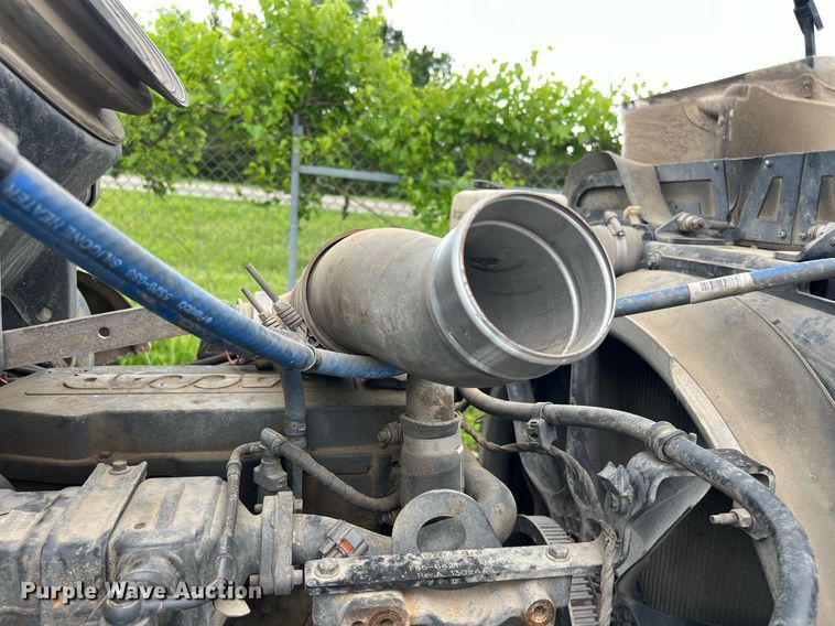 image for item EL2077 2018 Peterbilt 337 refuse truck