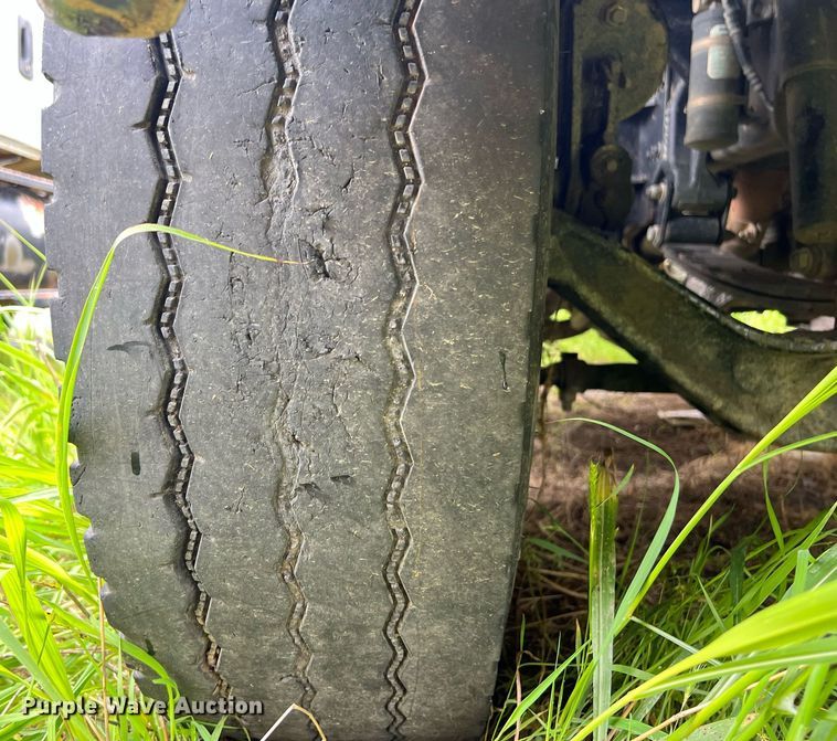 image for item EL2077 2018 Peterbilt 337 refuse truck