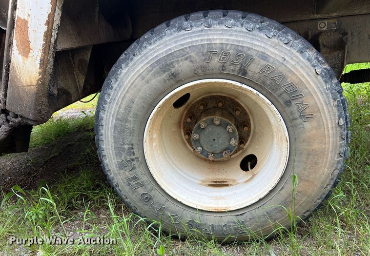 image for item EL2077 2018 Peterbilt 337 refuse truck