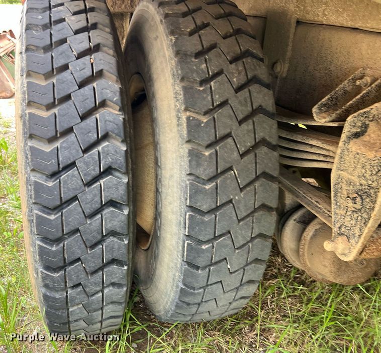 image for item EL2077 2018 Peterbilt 337 refuse truck