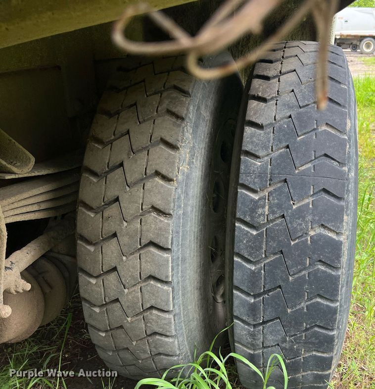 image for item EL2077 2018 Peterbilt 337 refuse truck