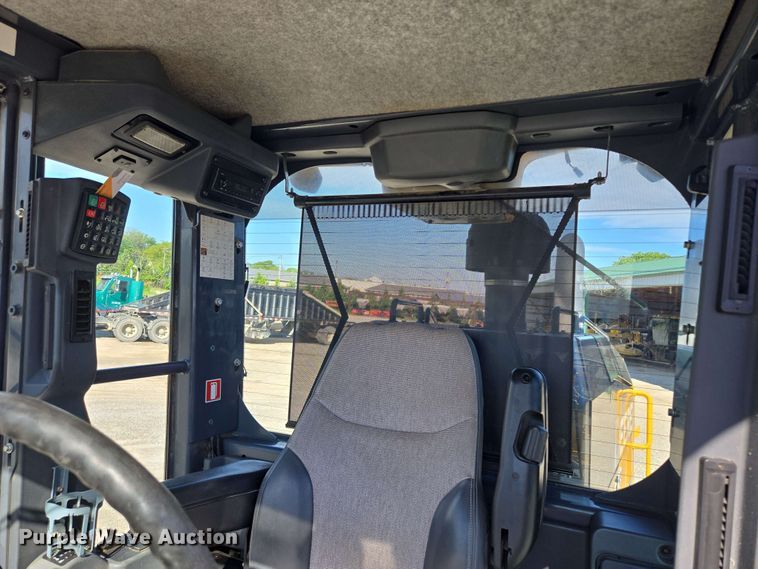 image for item EM7250 2017 John Deere  770G motor grader