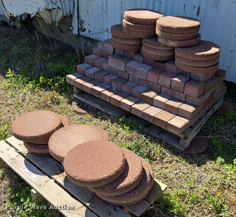 image for item EM7252 Approximately 120 bricks 